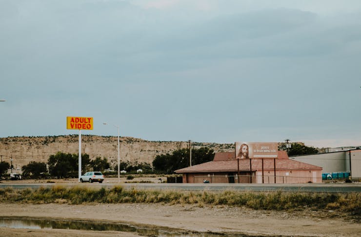 A photograph from Farmington, New Mexico of two signs.