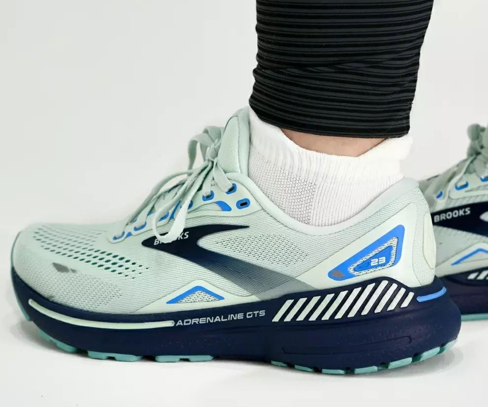 Green Brooks running shoes, which are on sale for Black Friday 2023