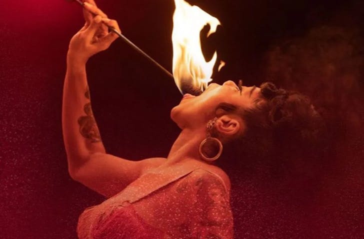 La Clique eats fire.