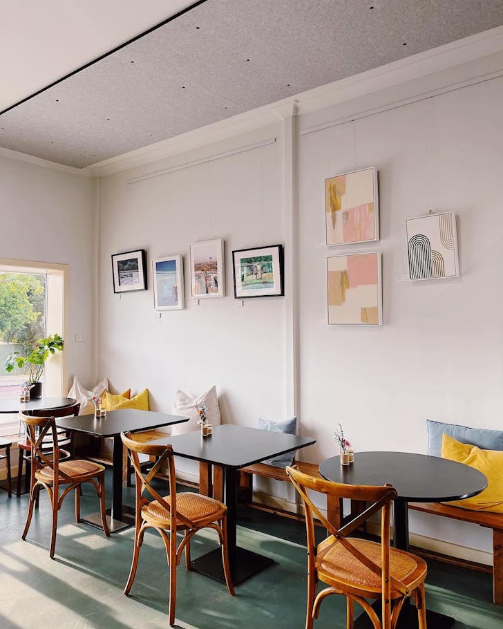 3.8 Baysie cafe in Bayswater