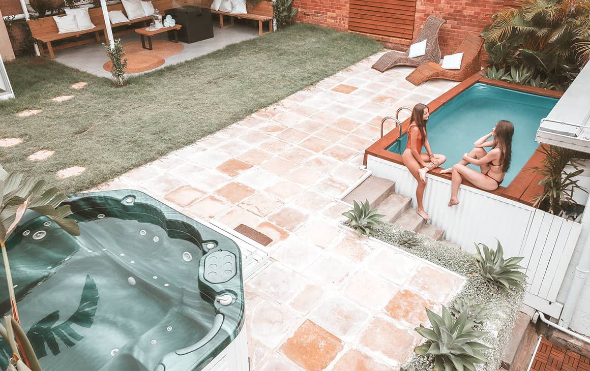 Outdoor spa, magnesium pool and seating area at Cenote Casa 