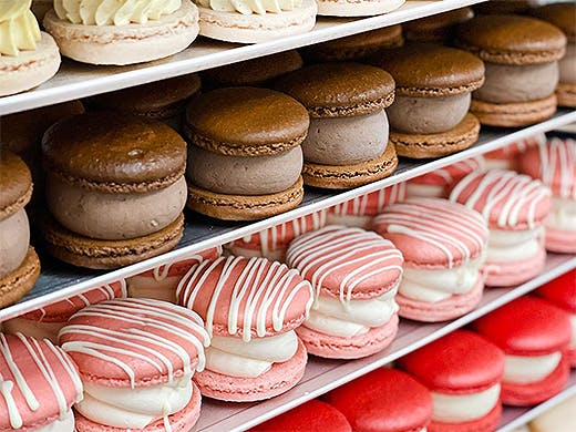 Rows of sweet sweet fatcarons.