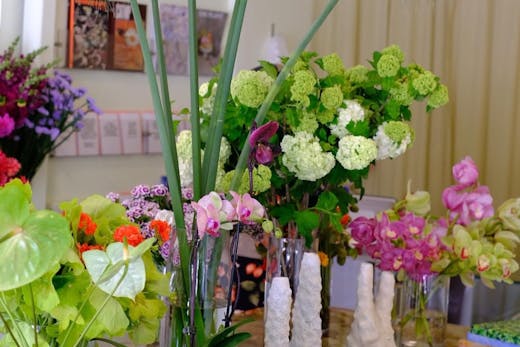 floral arrangement at date night studios