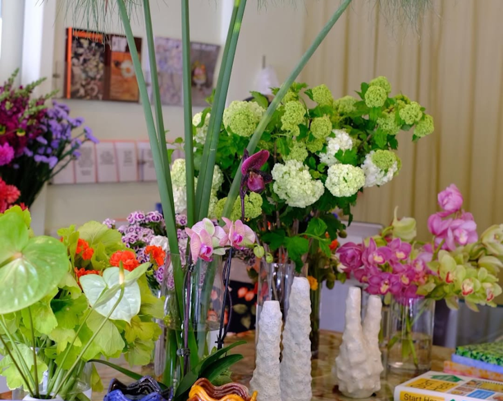 floral arrangement at date night studios
