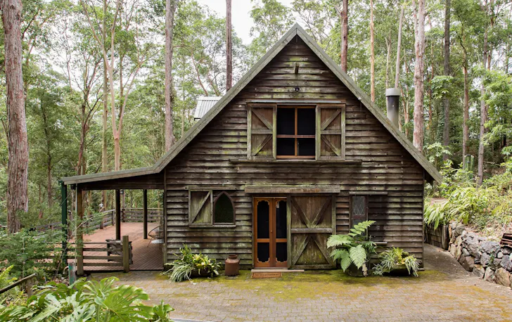 a rustic looking house in the woods