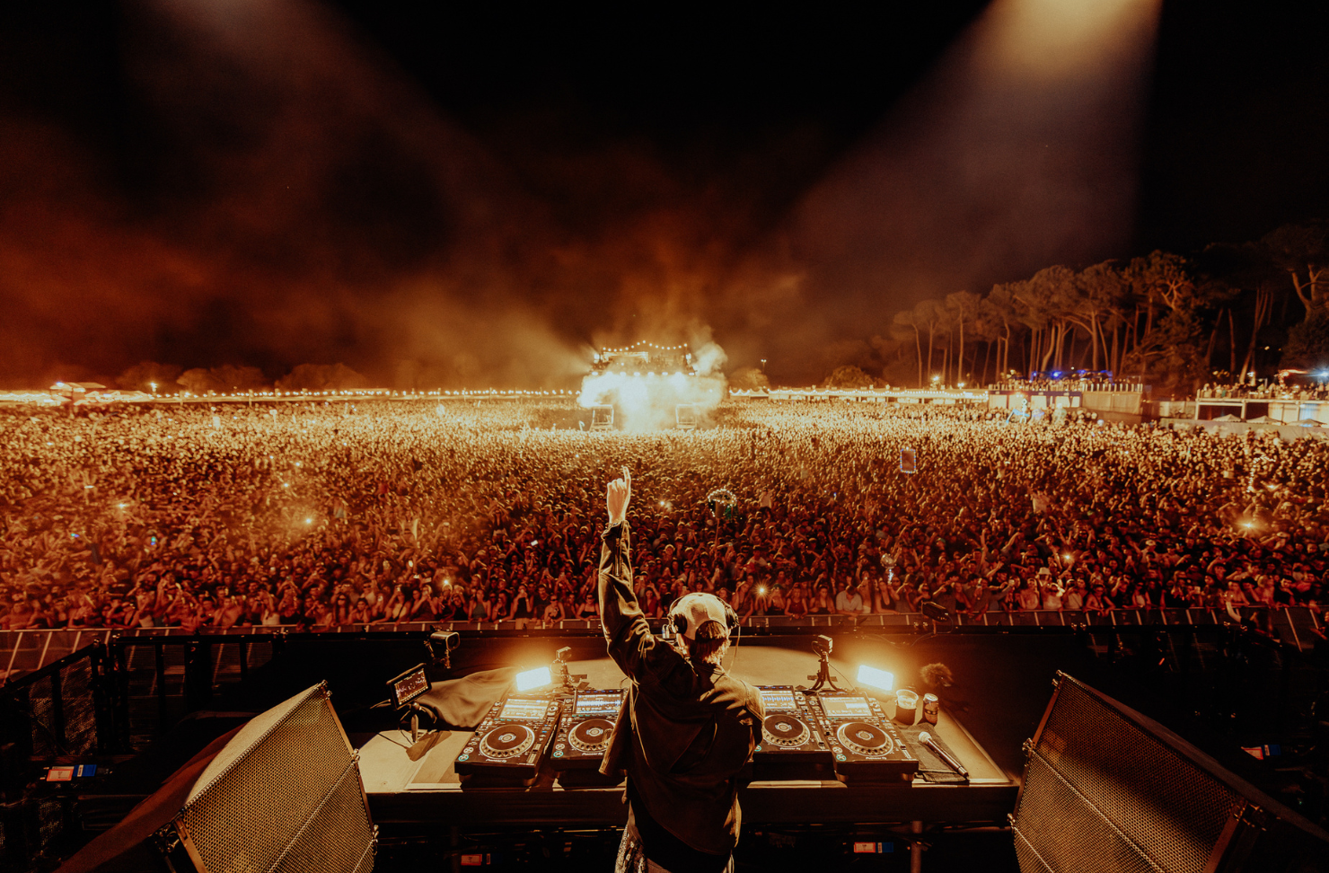 Dom Dolla plays to a packed crowd.