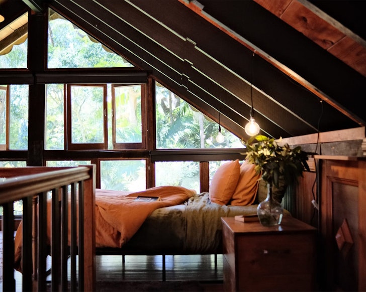 The Elm House Studio is a cosy cabin near Brisbane