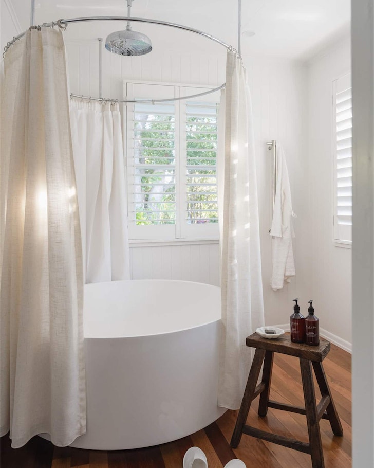 A view of the circular bath tub at Elsie’s Cottage