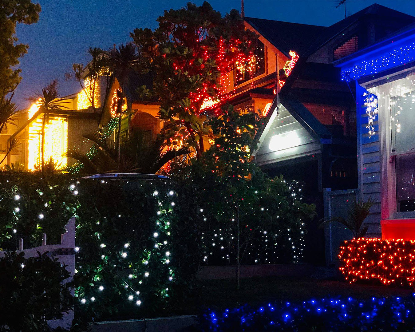 A house on Franklin Road festively decorated for Christmas, this is one of the best places to see the christmas lights in Auckland.