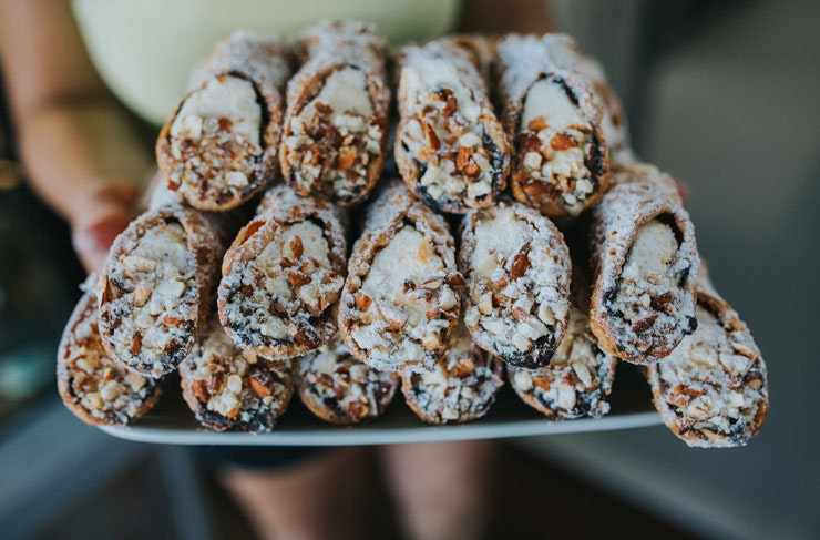 A tray of cannoli