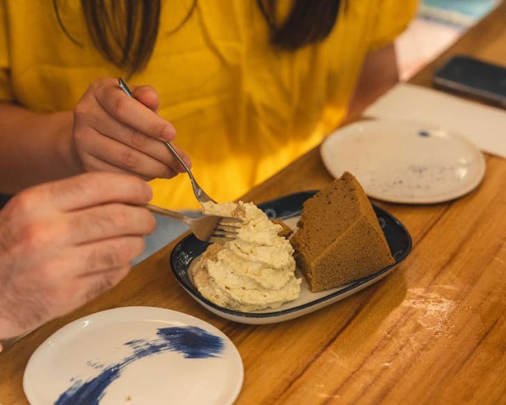 A hojicha chiffon cake at Nomidokoro Indigo in Sydney
