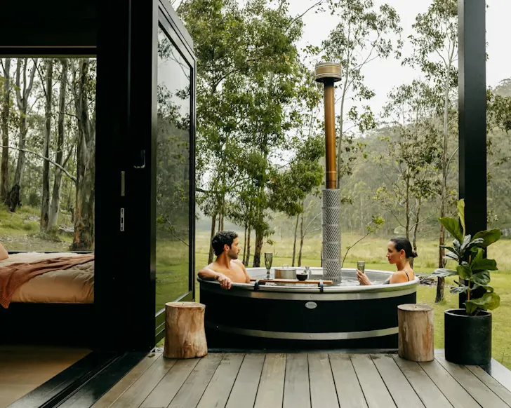The outdoor bath at Billy’s Hideaway best pet-friendly accommodation near Sydney