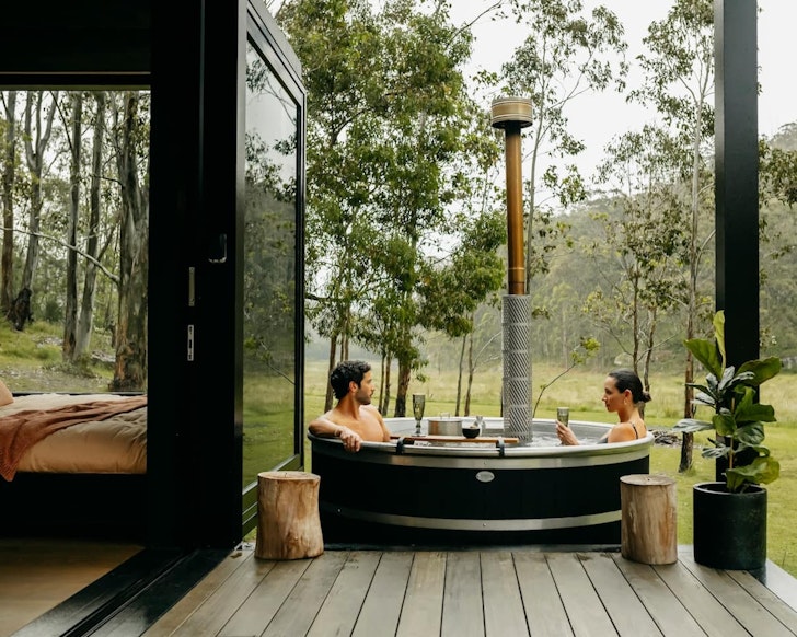 The outdoor bath at Billy’s Hideaway best pet-friendly accommodation near Sydney