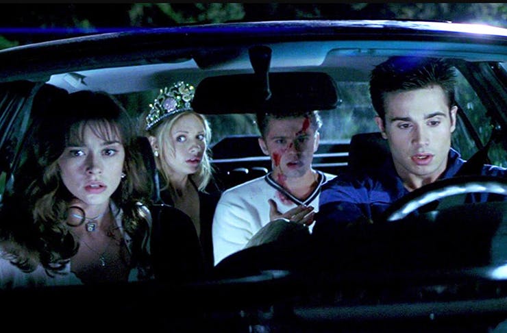 The actors from I Know What You Did Last Summer in a car, covered in blood.