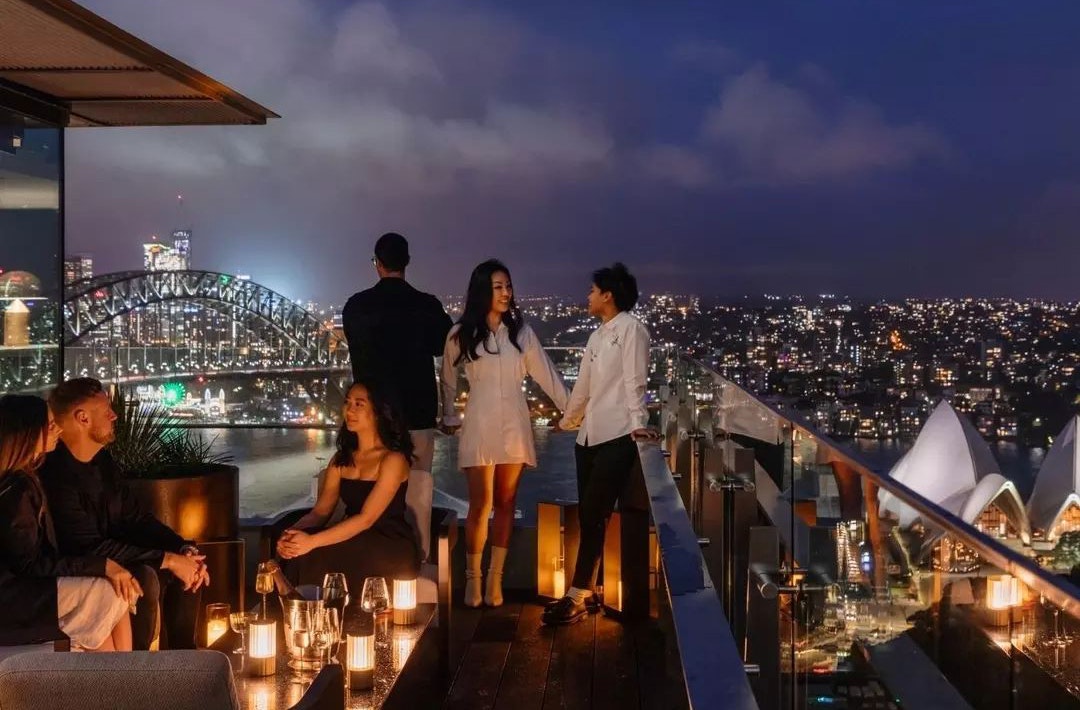 Friends on the balcony at Aster Bar at the InterContinental Sydney