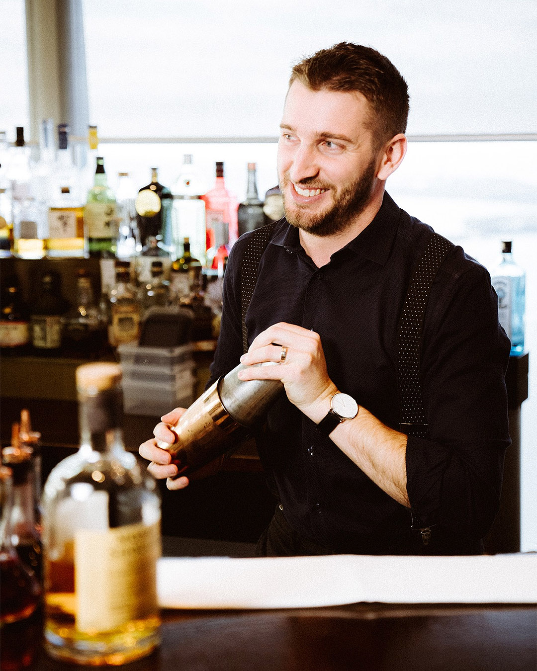 Johan from the Sugar Club prepares a cocktail.