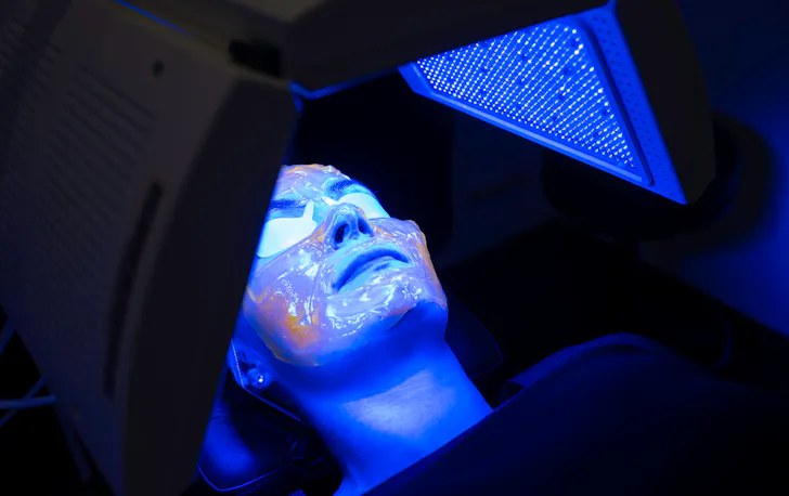 person lies under Kleresca LED lamp