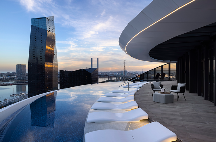 The infinity pool at the Marriott docklands hotel, one of the best luxury hotels Melbourne has to offer. 