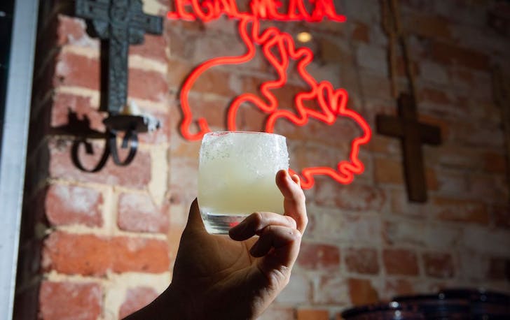 hand holding a margarita