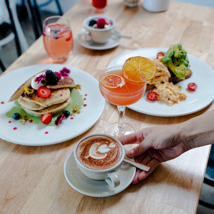 âBottomless brunch at Mimosa Café Perth with pancakes, smashed avocado toast, coffee, and cocktails.â