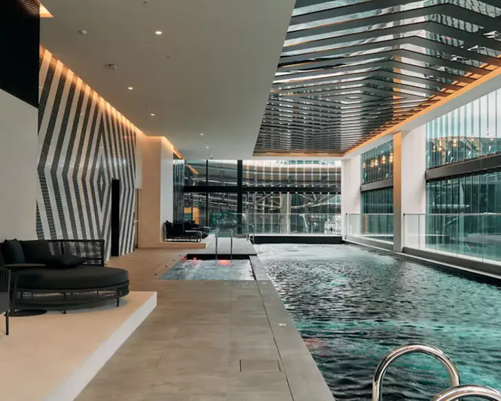 Movenpick Hotel Melbourne pool