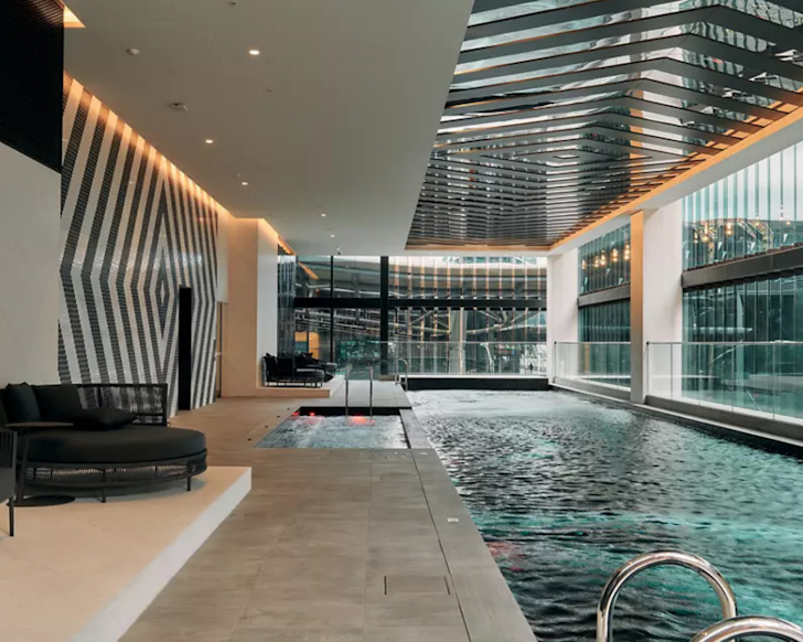 Movenpick Hotel Melbourne pool