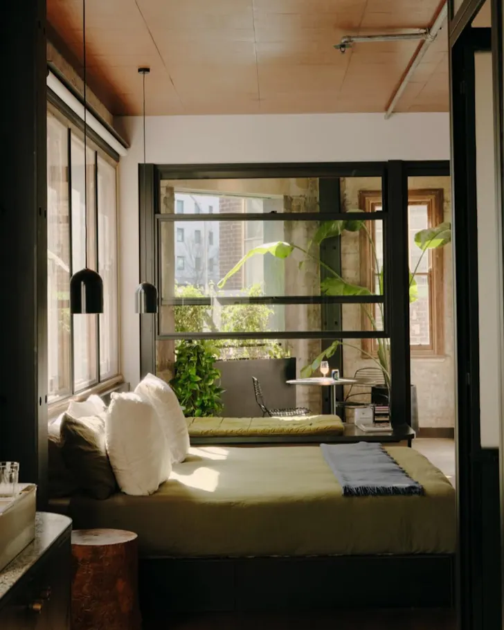 Paramount House Hotel room