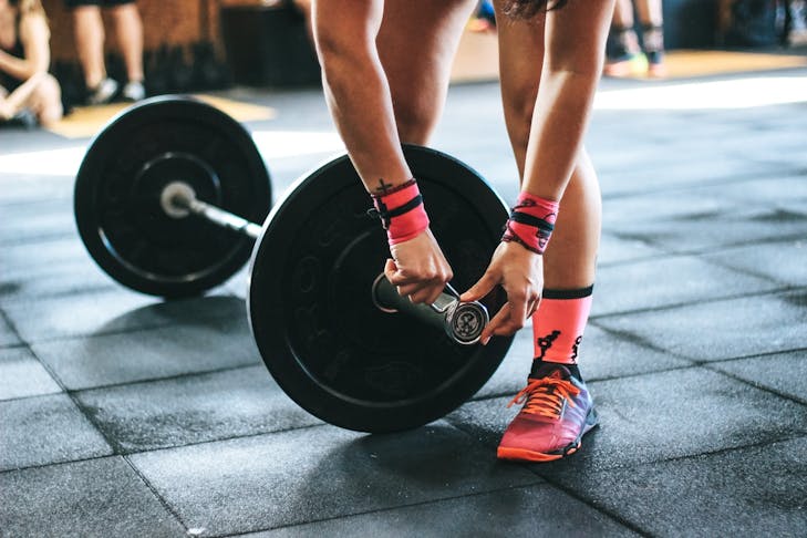 Girl lifting weights, Auckland's best workouts