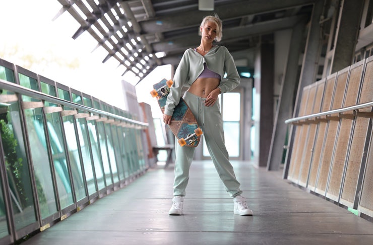 A model wearing a RY7E loungewear look. 