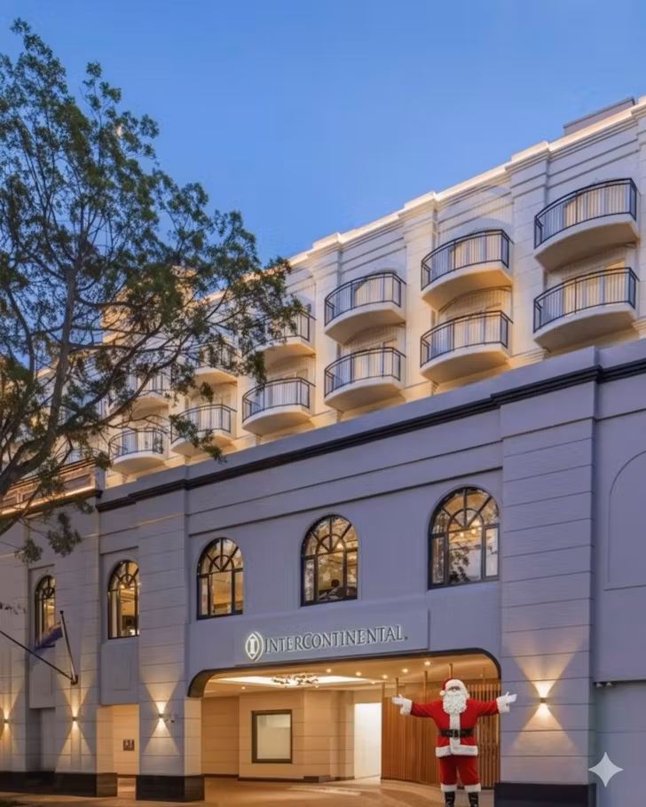 Santa outside the intercontinental hotel in Double Bay