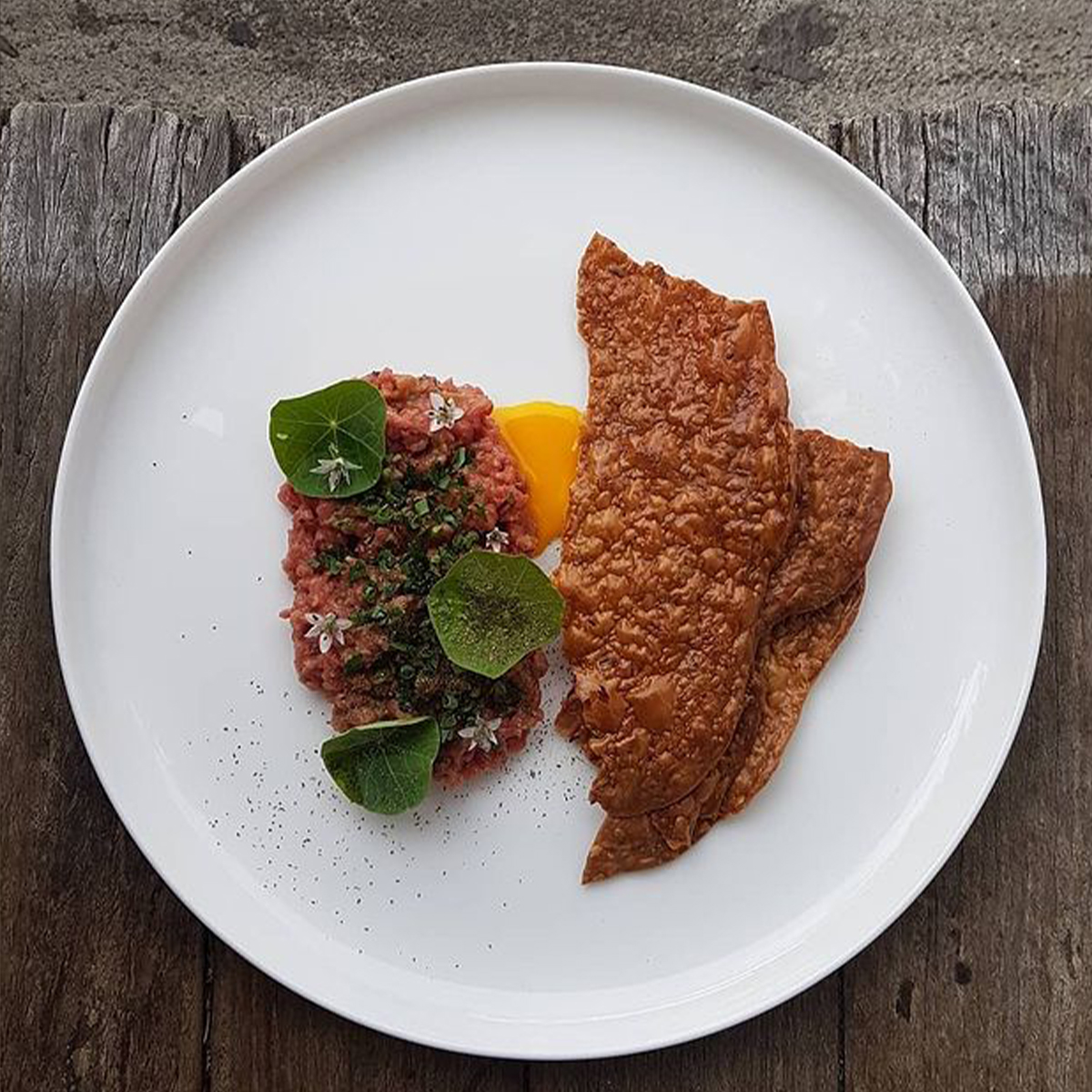 a plate of beef and crackers