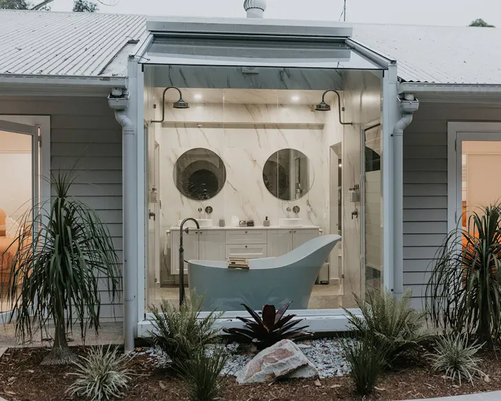 buderim airbnb with a bathtub