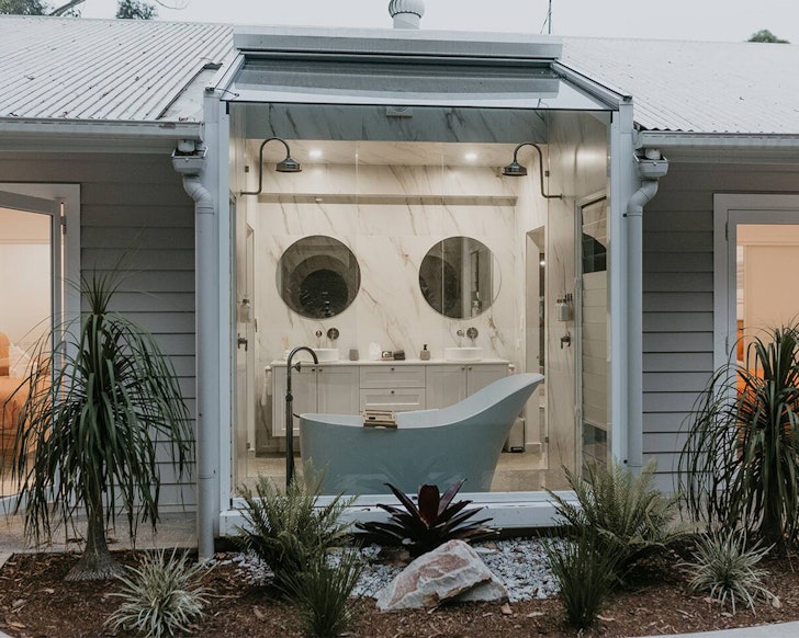 buderim airbnb with a bathtub