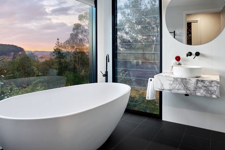 The bath tub at The Machinery Shed cabin 