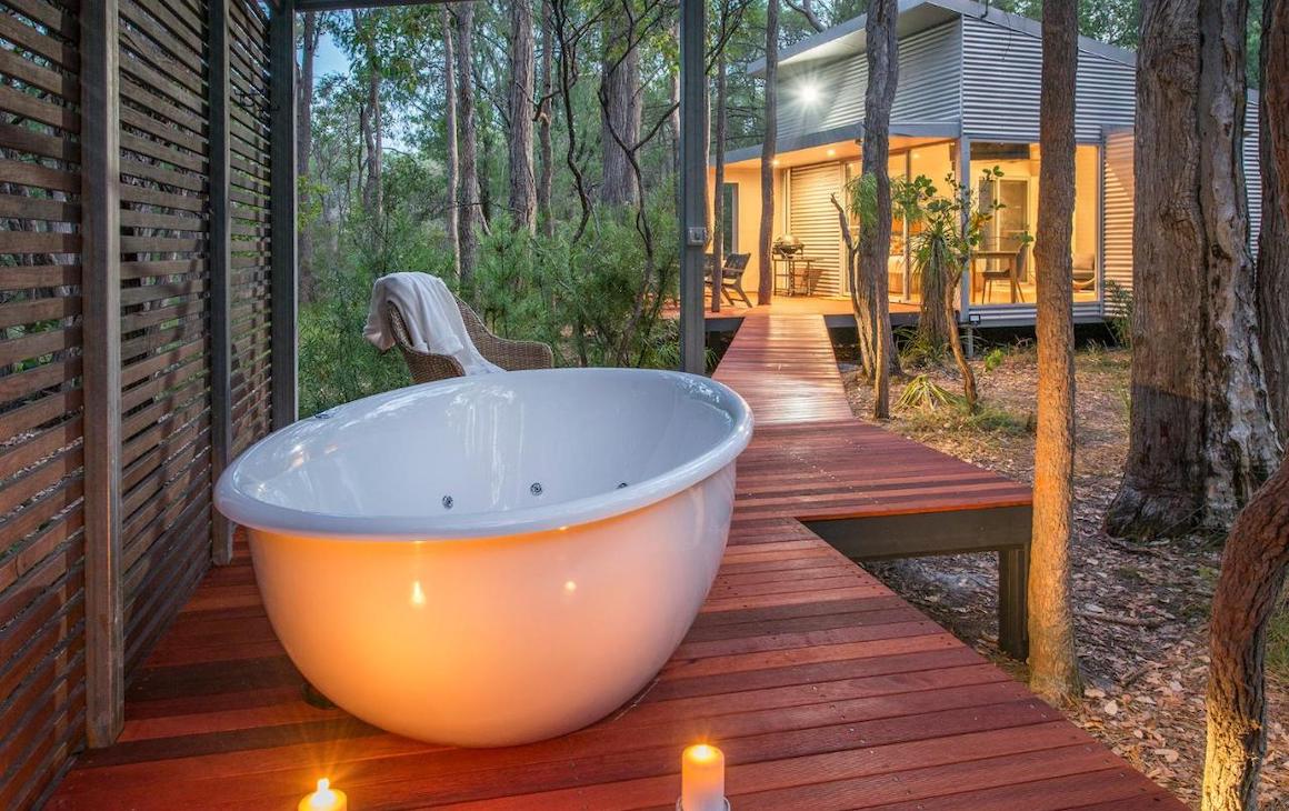 an outdoor tub at Hidden Valley Retreat