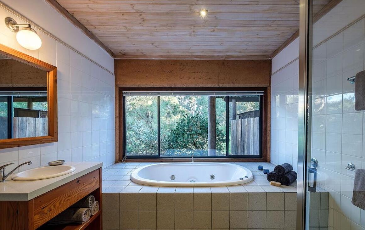 the beautiful indoor bath tub at Burnside Organic Farm