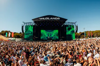 A packed stage crowd at Wildlands Festival.