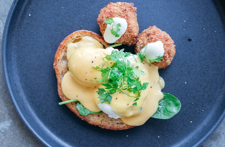 eggs benny with crab cakes 