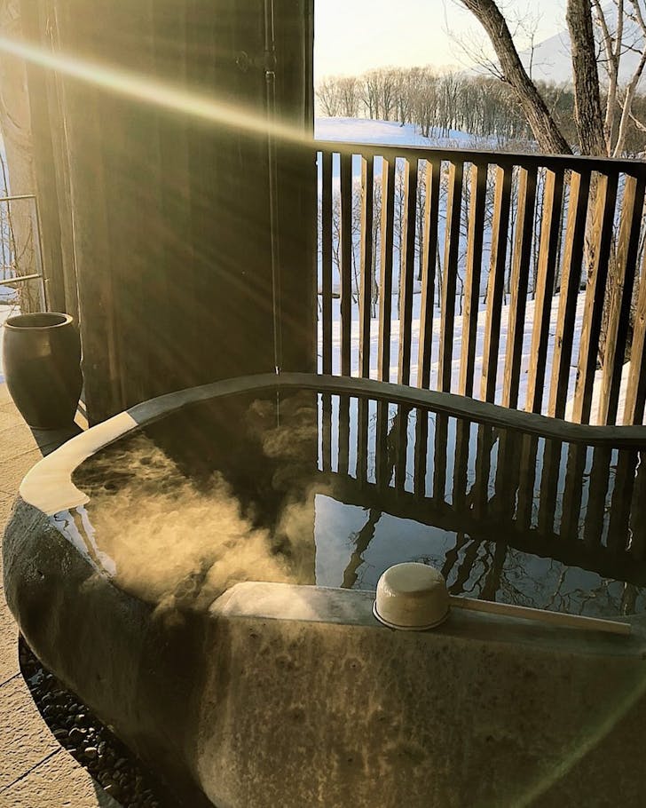 An outdoor tub with snow covered surround at Zaborin Ryokan