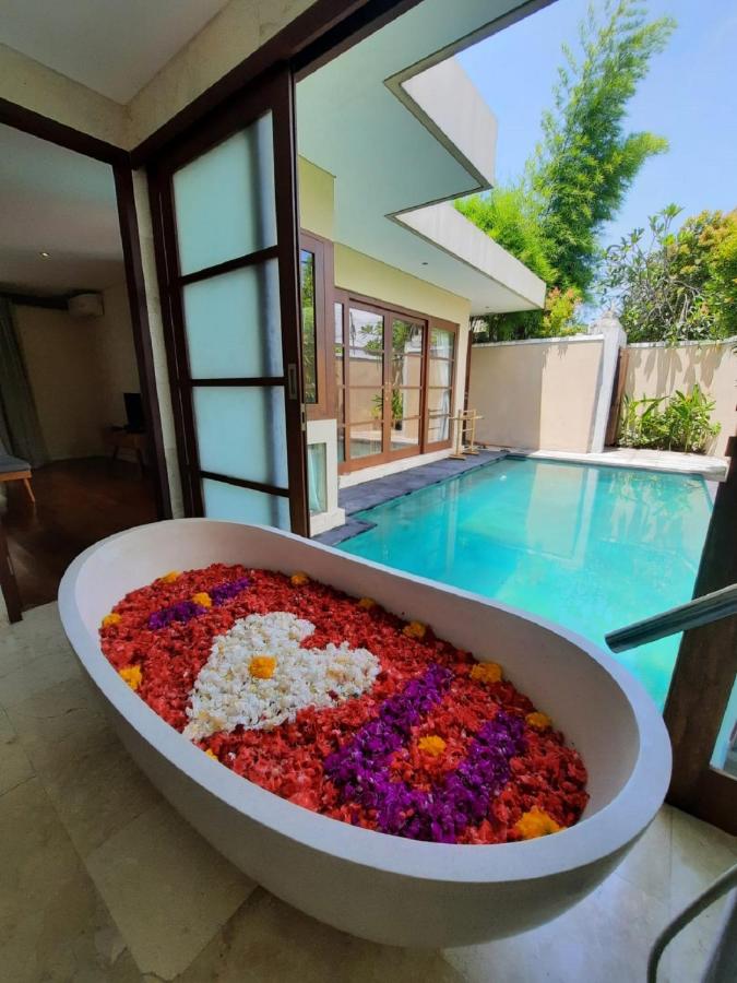 Kolam renang dan kamar mandi Bali Villas yang indah