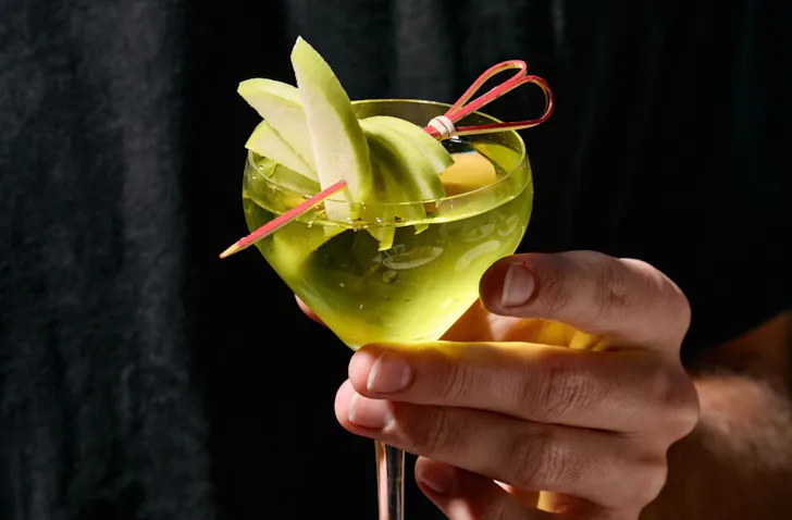hand holding a cocktail