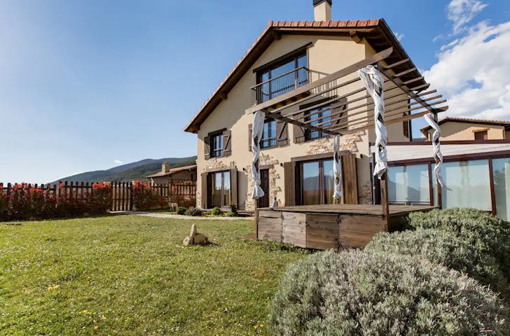 a chalet in the countryside with a yard