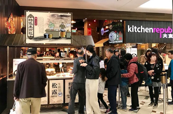 A long line of people outside one of the best Box Hill restaurants called Kitchen Republik