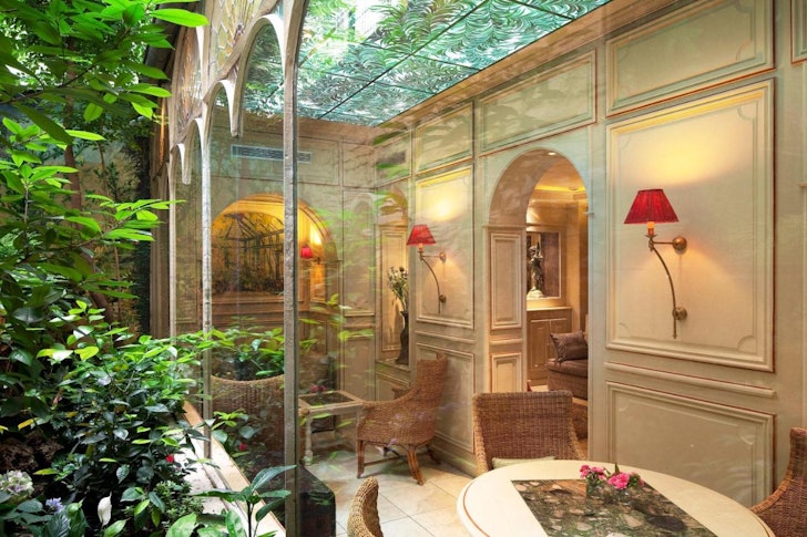 Hotel Au Manoir Paris outdoor courtyard