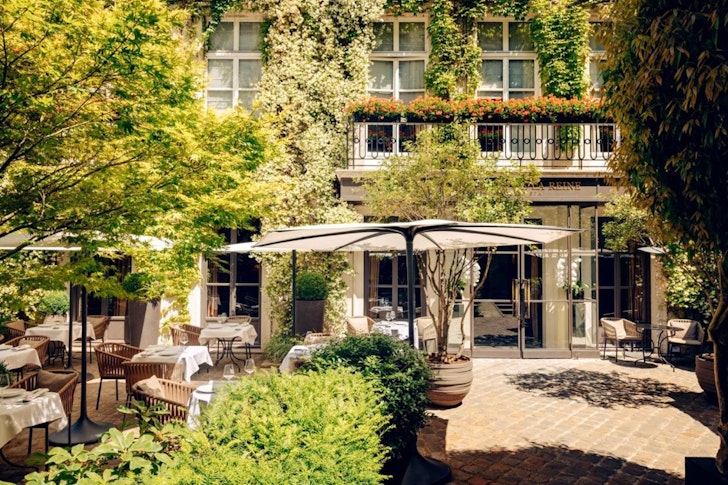 Le Pavillon de la Reine courtyard paris hotel