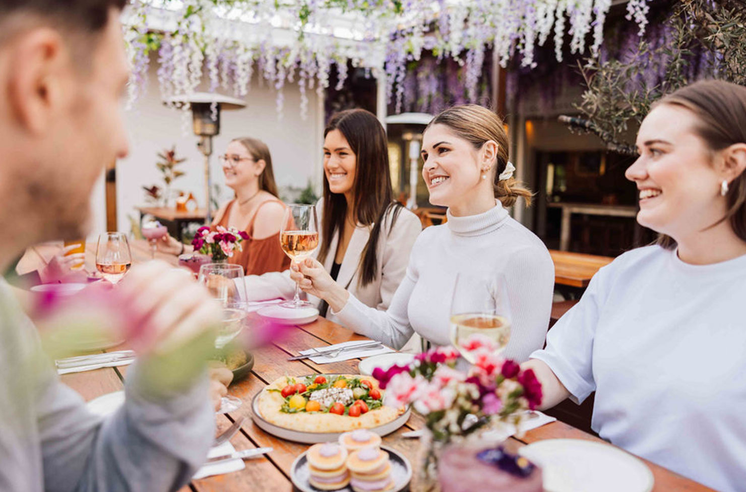 gather-the-crew-for-a-bottomless-feast-at-these-iconic-riverside-spots