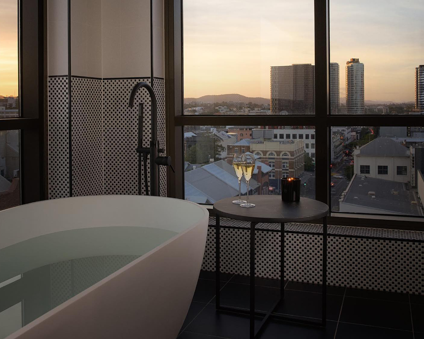 Hotel X Suite with tub and city views