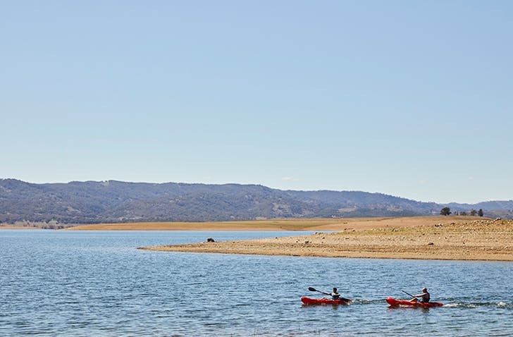two people kayaking on lake burrendong