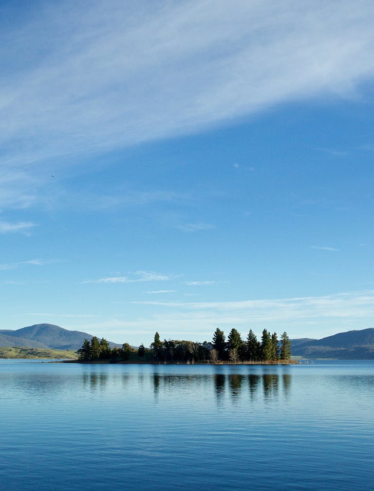 lake jindabyne in the snowy mountains nsw