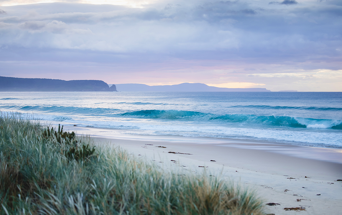 a dusty pink sunset at Narrow Neck beach